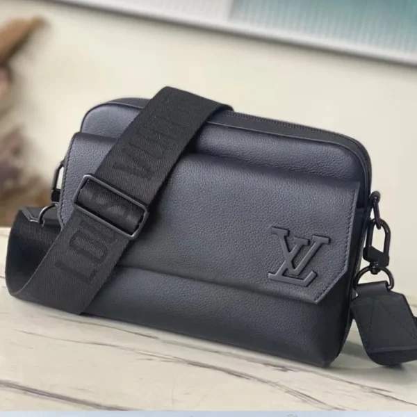 Sac à main Louis Vuitton Fastline coloris noir 23.5 × 18 × 7 cm – pour homme — réplique