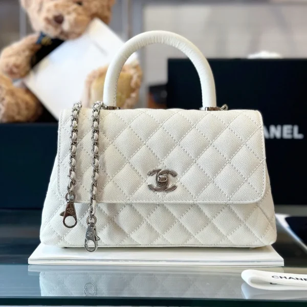 Sac à main Chanel Coco cuir coloris blanc avec fermoir argenté 23 cm – pour femme — réplique
