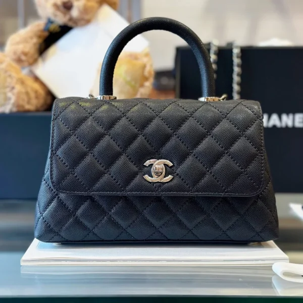 Sac à main Chanel Coco cuir coloris noir avec fermoir argenté 23 cm — réplique