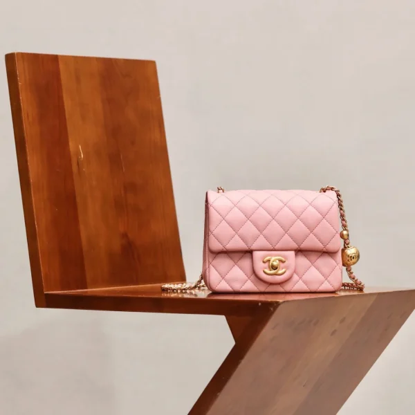 Modèle Chanel Classic Flap 18 cm coloris rose finitions dorées — réplique