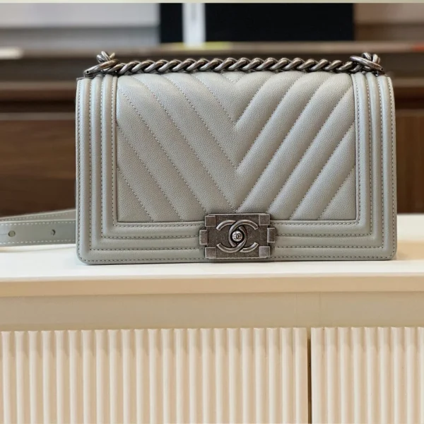Sac à main Chanel Boy format moyen coloris gris cuir avec fermoir argenté 25 cm — réplique