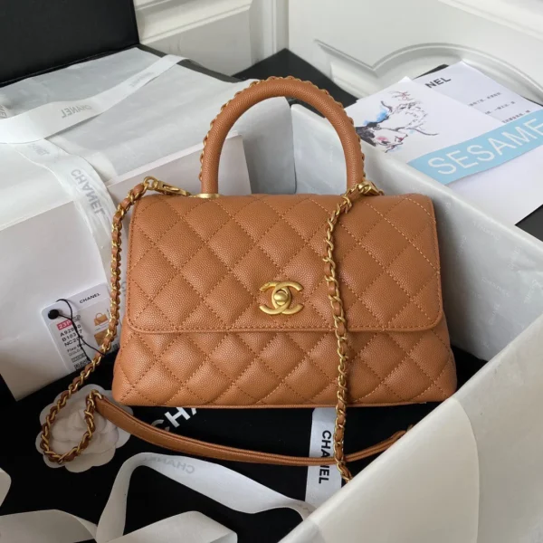 Sac à main Chanel Coco coloris marron cuir avec fermoir doré 24 cm — réplique