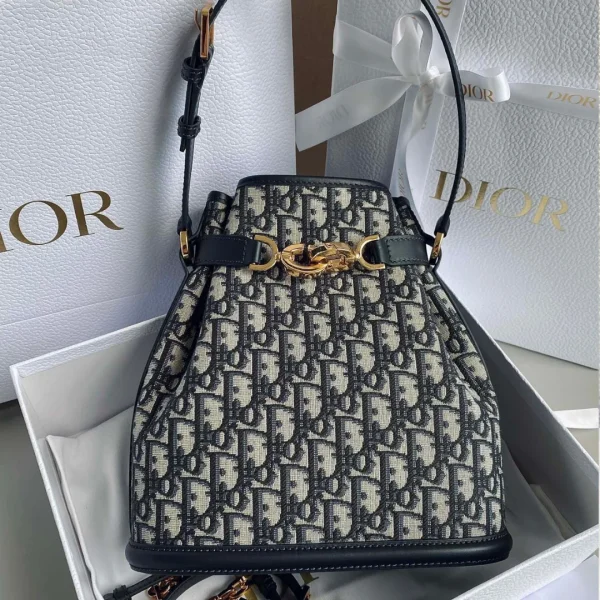 Sac à dos Dior Cest toile brodé motif coloris noir 24 × 10 × 24.5 cm — réplique