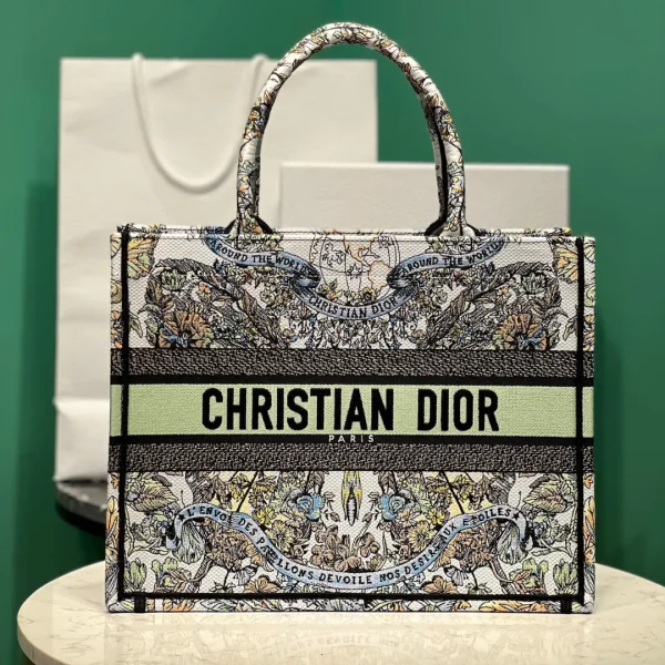 Cabas Dior Book Tote brodé tissu taille 36 cm – pour femme — réplique