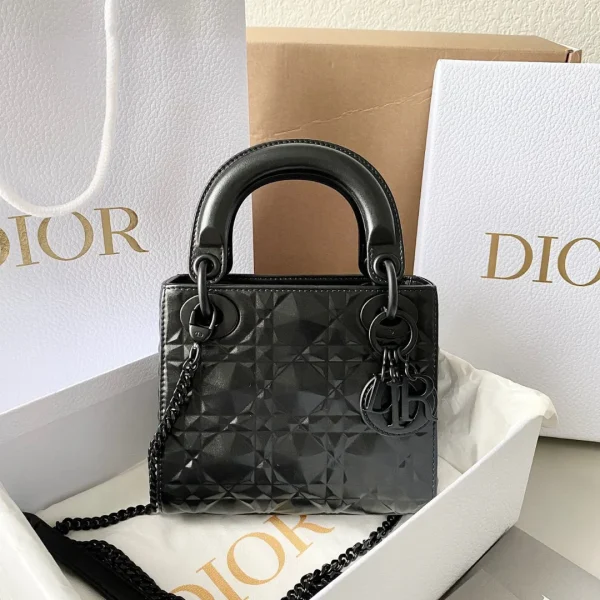 Modèle Dior Lady mat coloris noir Diamond motif 17 cm — réplique