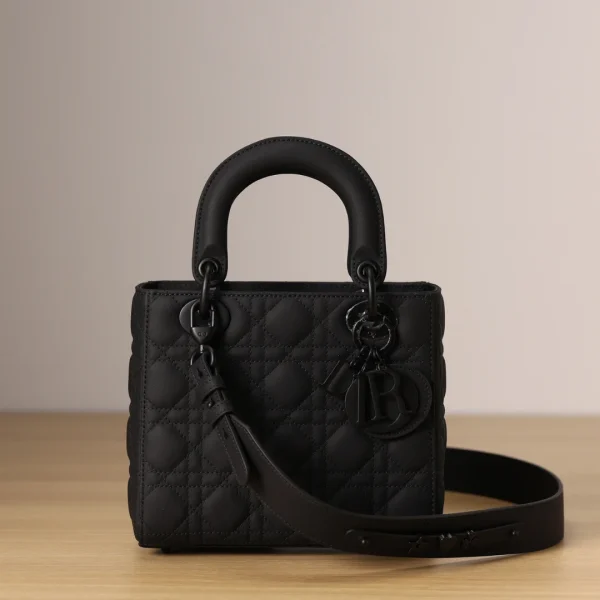 Sac à main Dior Lady mat coloris noir 20 cm – pour femme — réplique