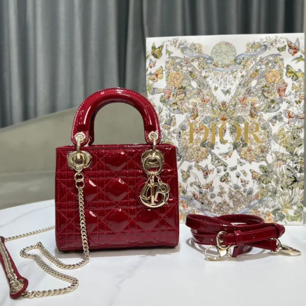 Sac à main Dior Lady mini , verni coloris rouge, 17 cm – pour femme — réplique