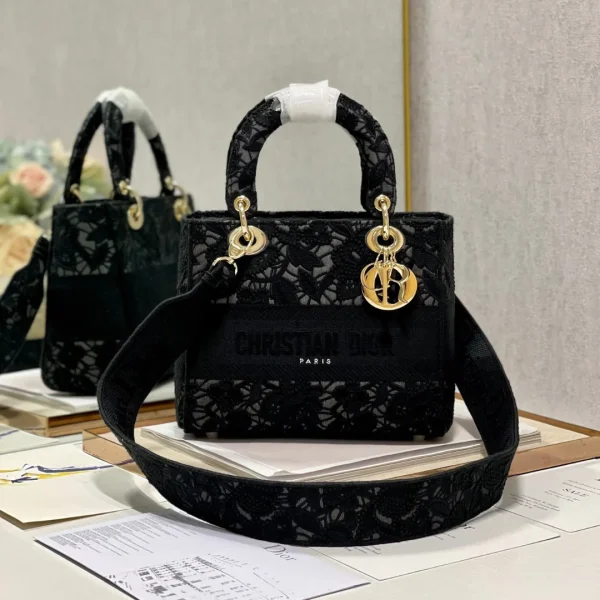 Sac Dior format moyen Lady D-Lite en coloris noir dentelle broderie — réplique