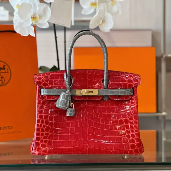 Modèle HN 30 coloris rouge/Liam coloris bleu effet crocodile finitions dorées. – personnalisé — réplique
