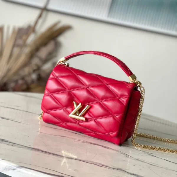 Sac à main Louis Vuitton Twist coloris rouge cuir lisse 23 cm – pour femme — réplique