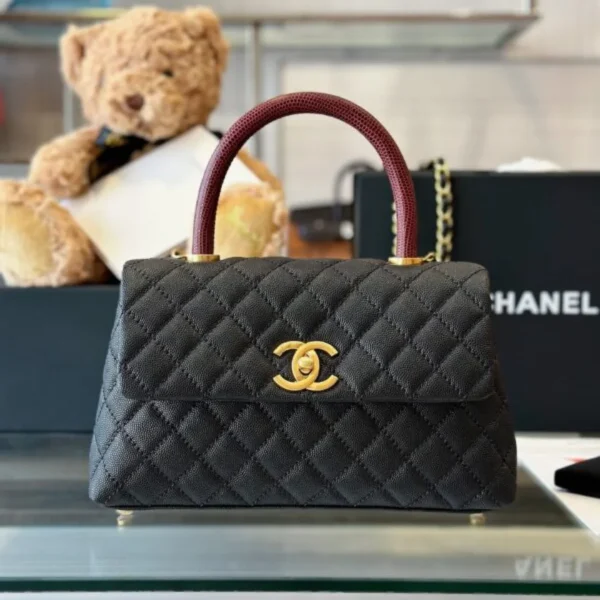 Sac à main Chanel Coco fermoir doré effet lézard peau coloris noir 24 cm — réplique