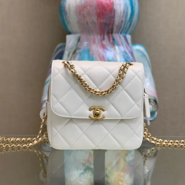 Sac à dos Chanel mini 11 coloris blanc cassé avec fermoir doré 18 × 20 × 11.5 cm — réplique