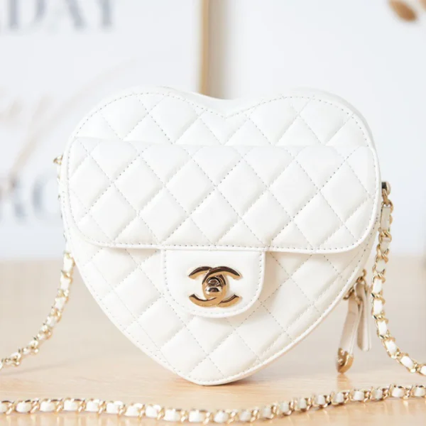 Sac à main Chanel un cuir lisse cœur-motif lait fermoir doré 16.5 × 18 × 6.5 cm — réplique