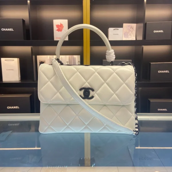 Sac à main Chanel Trendy coloris blanc cuir lisse avec fermoir coloris noir 25 cm — réplique