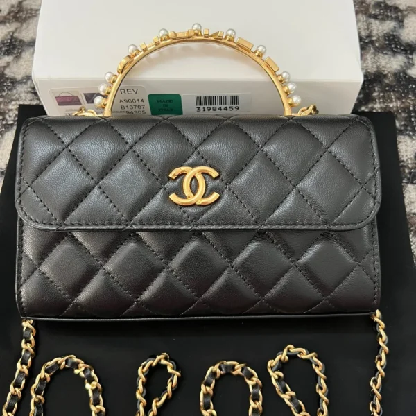 Sac à main Chanel Woc coloris noir perle anse plaqué fermoir doré 19 cm — réplique