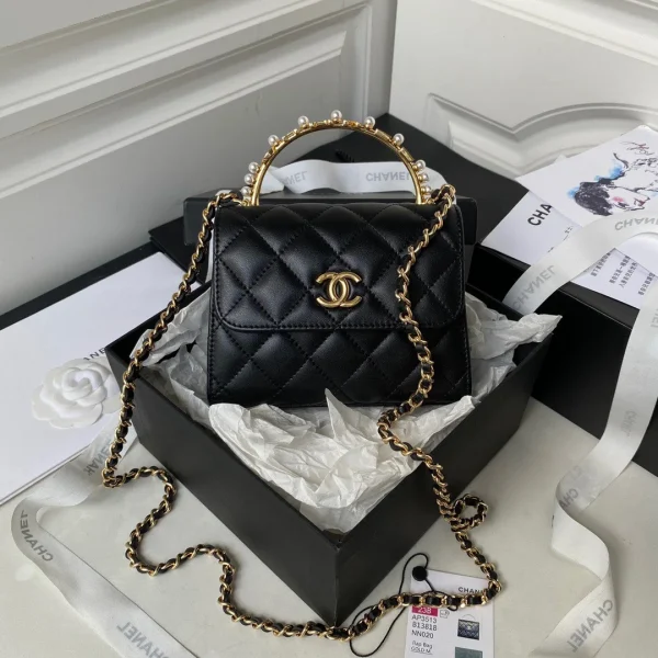 Sac à main Chanel Woc perle anse plaqué coloris noir cuir avec fermoir doré 11.5 × 14.5 × 5.5 cm — réplique