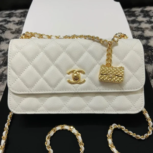 Sac à main Chanel Woc bijou de sac coloris blanc effet lézard peau avec fermoir motif 20 cm — réplique