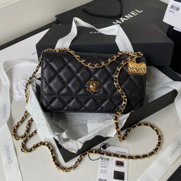 Sac à main Chanel Woc bijou de sac 11 effet lézard peau coloris noir avec fermoir doré 20 cm — réplique
