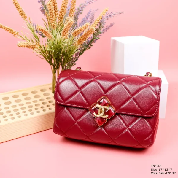 Sac à main Chanel coloris rouge haut finition fermoir avec pierre 17 × 12 × 7 cm – pour femme — réplique