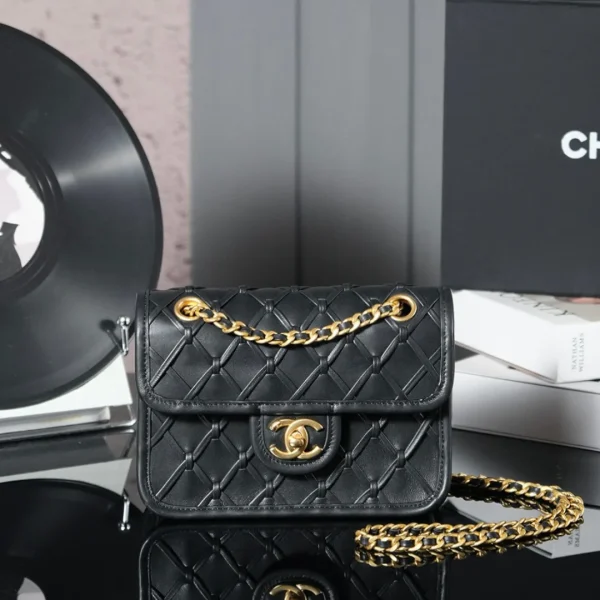 Sac Chanel 25C rabat 19 cm coloris noir matelassé cuir d’agneau — réplique