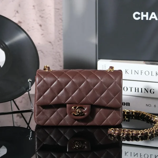 Modèle Chanel classique coloris bordeaux coloris avec finitions dorées — réplique