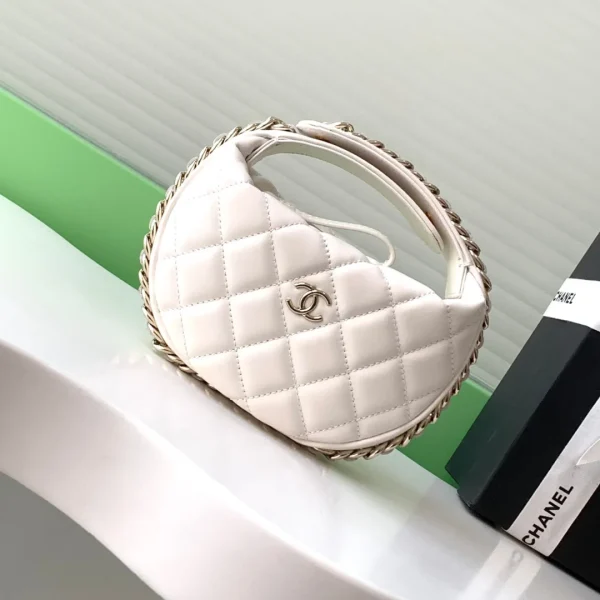 Pochette Chanel 23C coloris blanc hula hoop — réplique