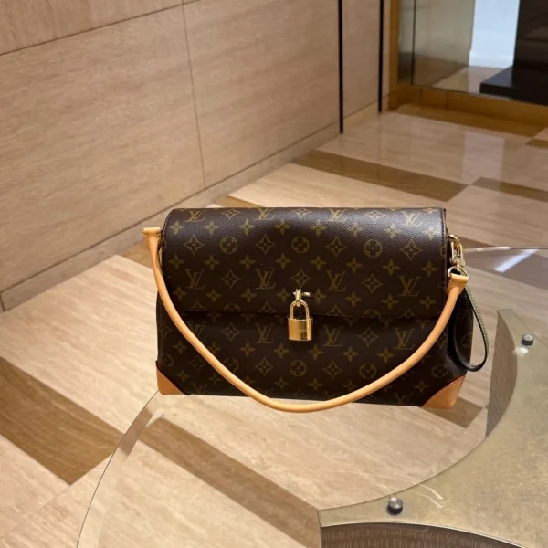 Modèle Louis Vuitton peau Away MM Monogram toile — réplique