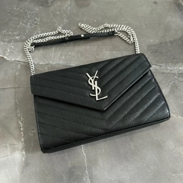 Modèle Saint Laurent Woc coloris noir avec finitions argentées — réplique