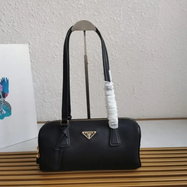 Sac Prada coloris noir format moyen cuir haut-anse avec padlock — réplique