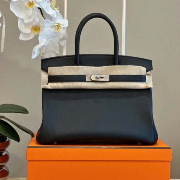 Modèle HN 30 coloris noir finitions palladiées — réplique