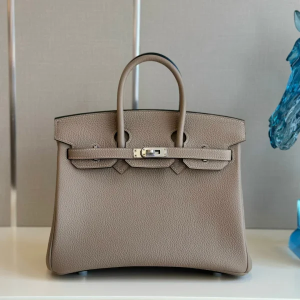 Modèle HN 25 Gris Tourterelle Togo finitions palladiées — réplique
