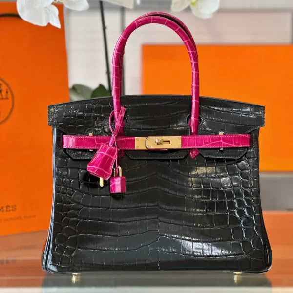 Modèle HN 30 coloris noir/coloris rose effet crocodile – personnalisé — réplique