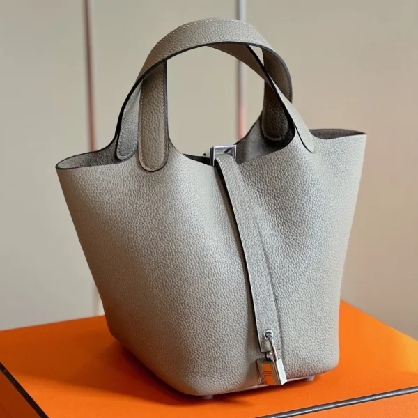 Modèle HN 18 coloris gris togo cuir finitions argentées — réplique