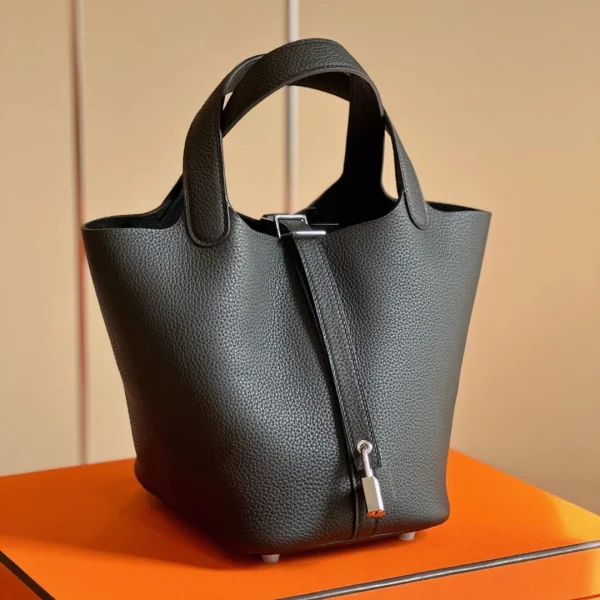 Modèle HN 18 coloris noir Togo cuir finitions argentées — réplique