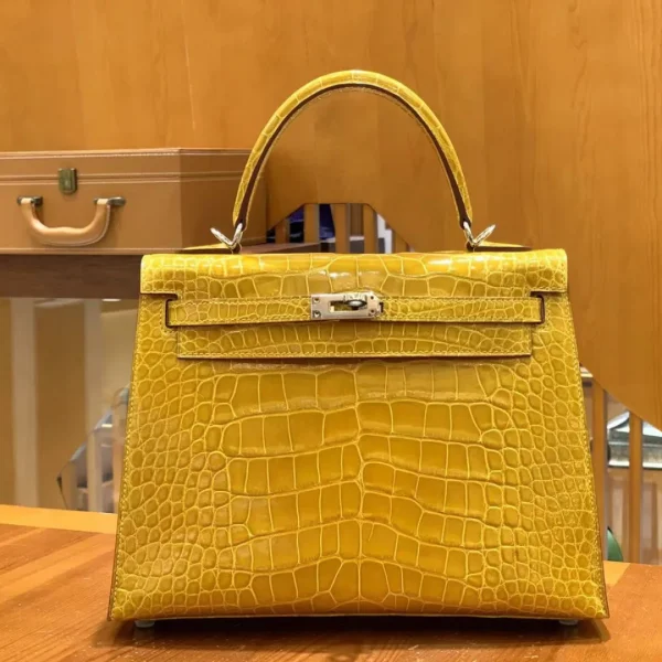 Modèle HN 25 Sellier Jaune ambre effet alligator effet crocodile peau finitions dorées — réplique