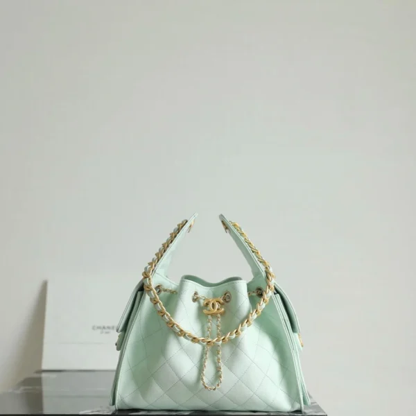 Sac à main Chanel 25 30 en coloris vert grain caviar finitions dorées — réplique