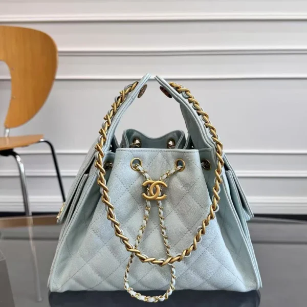 Sac à main Chanel 25 30 en LGITH coloris bleu grain caviar finitions dorées — réplique