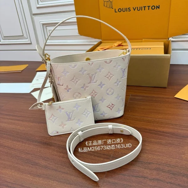Modèle Louis Vuitton tout en BB Monogram Empreinte cuir — réplique