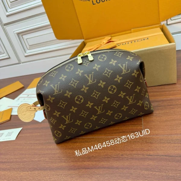 Modèle Louis Vuitton cosmétique pochette GM en Monogram toile — réplique