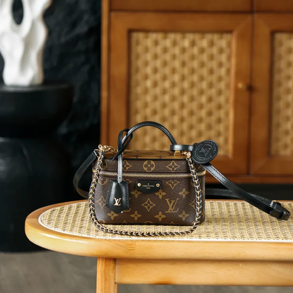 Modèle Louis Vuitton vanity chaîne pochette en Monogram toile enduite — réplique