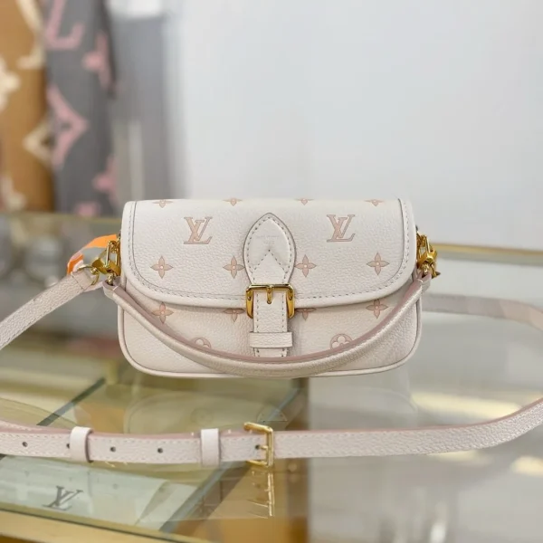 Sac Louis Vuitton nano Diane en coloris crème Monogram Empreinte — réplique
