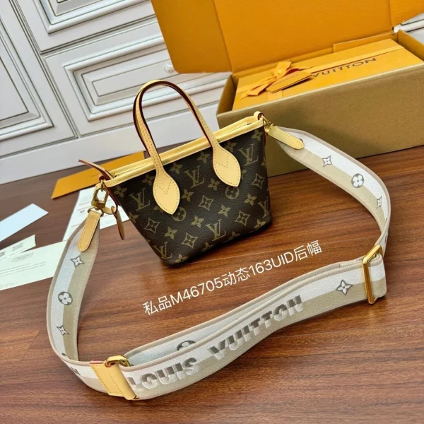 Sac à main Louis Vuitton Neverfull BB en Monogram toile — réplique