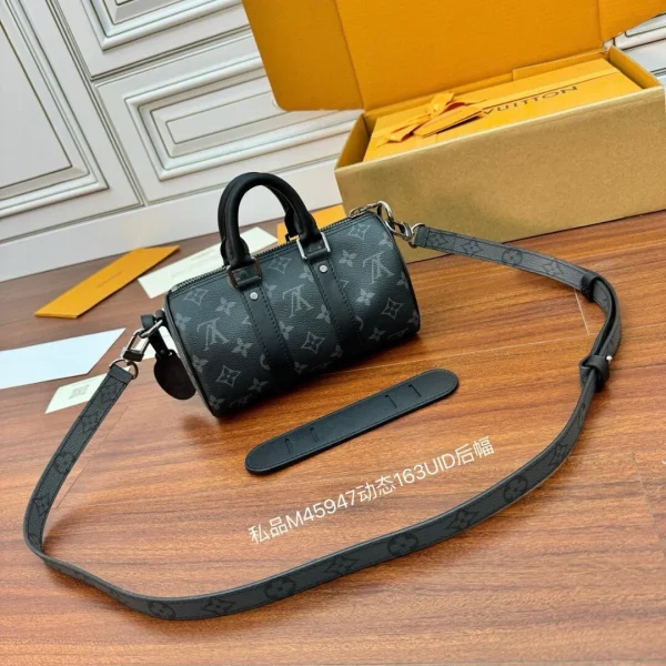 Sac Louis Vuitton Keepall Bandoulière 25 en Monogram Eclipse — réplique