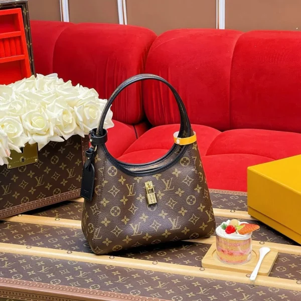 Sac à main Louis Vuitton Drop PM en Monogram toile enduite — réplique
