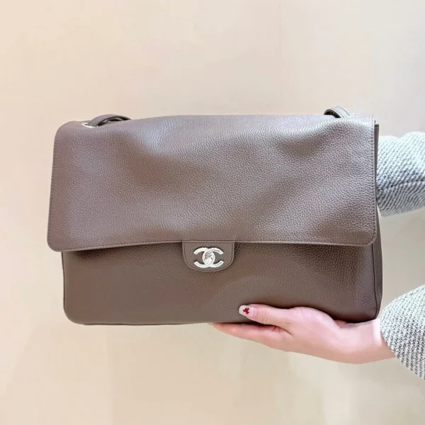 Modèle Chanel maxi rabat 38 en Taupe grainé cuir de veau SS26 collection — réplique