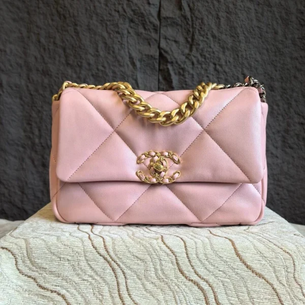 Sac Chanel 19 petit format en coloris rose finitions dorées — réplique