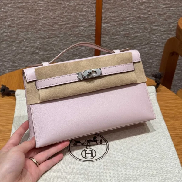 Pochette HN 22 en coloris rose clair finitions argentées — réplique