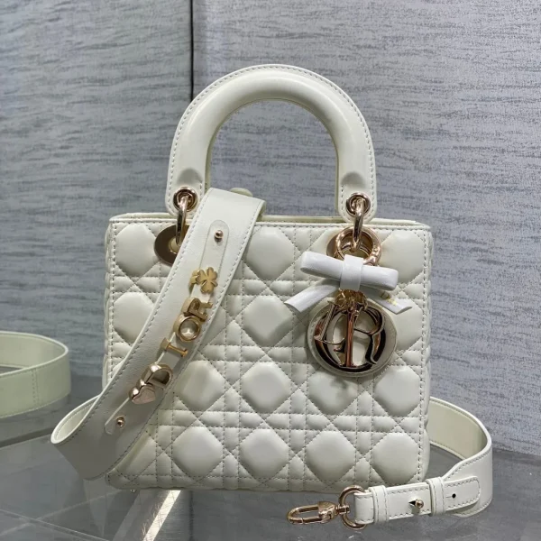 Modèle Dior Lady petit format coloris blanc finitions dorées — réplique