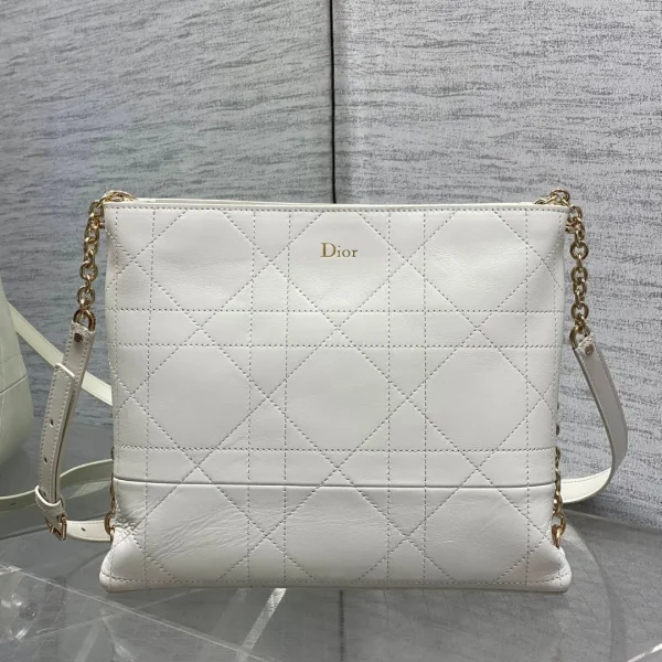 Sac Dior Trianon en coloris blanc finitions dorées — réplique