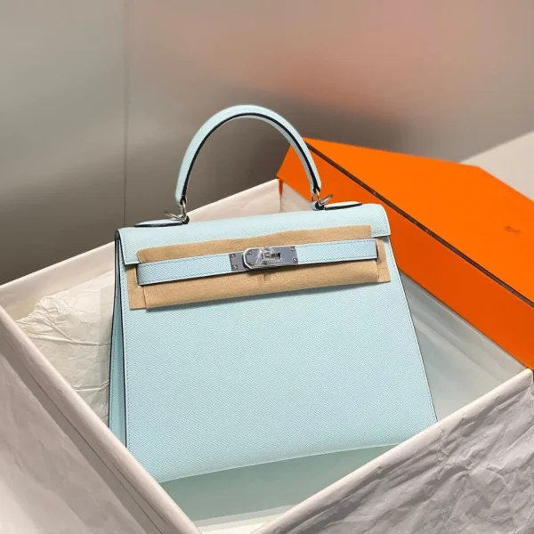 Modèle HN 28 CM en coloris bleu BRUME EPSOM finitions palladiées — réplique